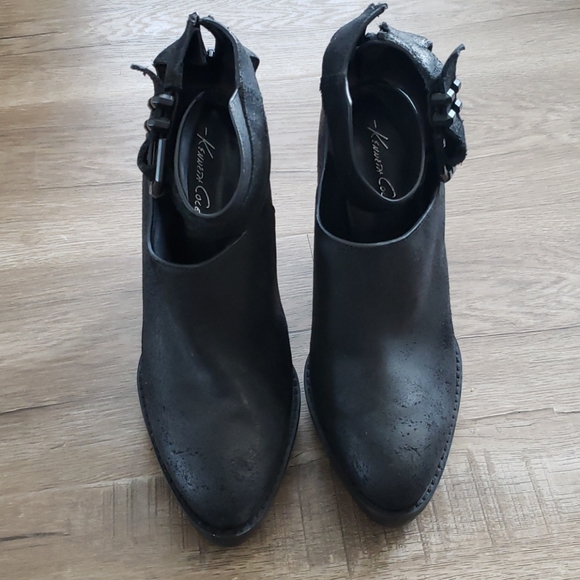 Kenneth Cole black distressed leather lugged heels - Picture 3 of 15